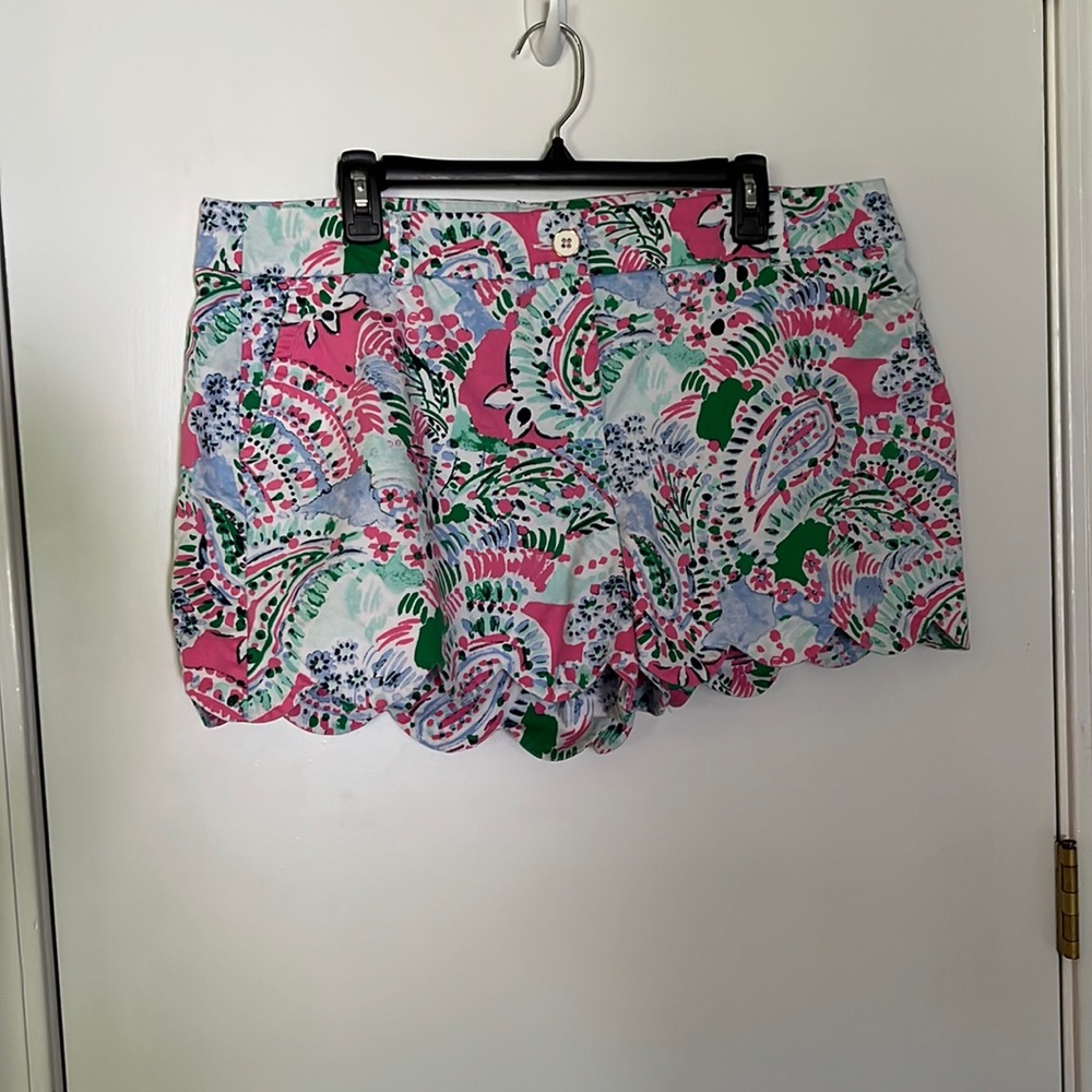 Scalloped Printed Shorts. Size 16.